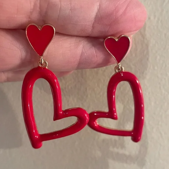 ‼️SOLD‼️Red Heart Dangle Earrings - Picture 6 of 6